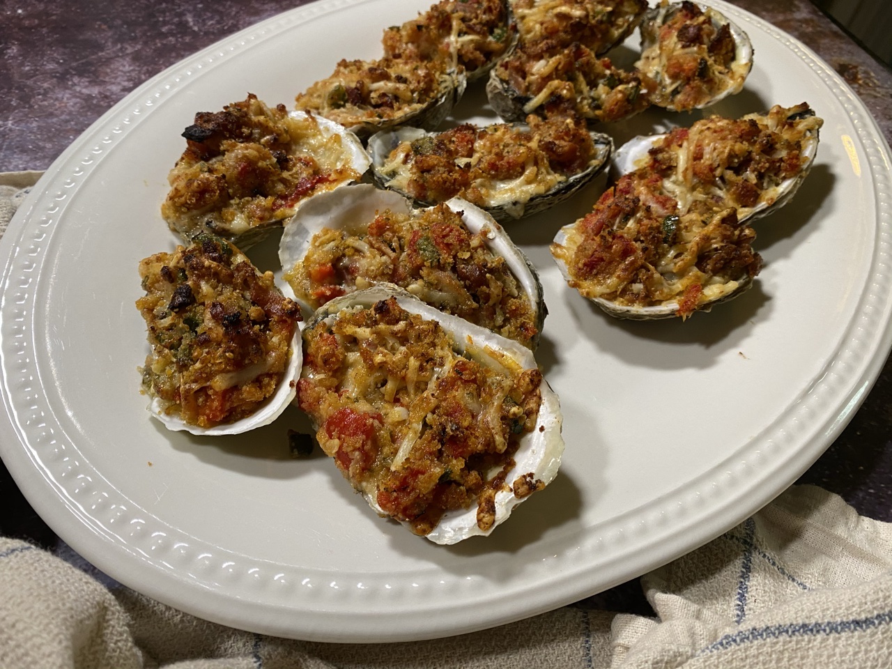 Plate of fresh oysters at Sorry Charlie\'s in Savannah